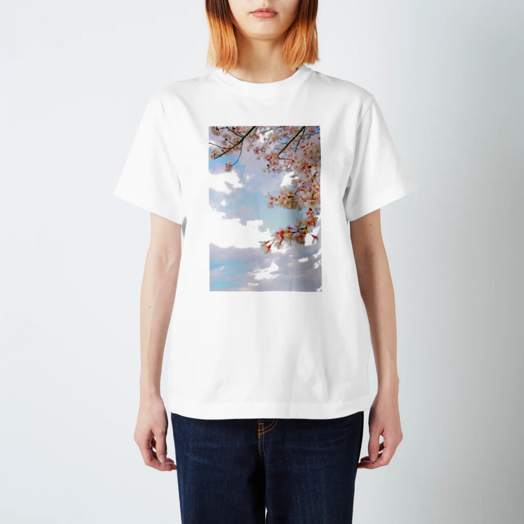 Tio Heartilの空と桜 Regular Fit T-Shirt