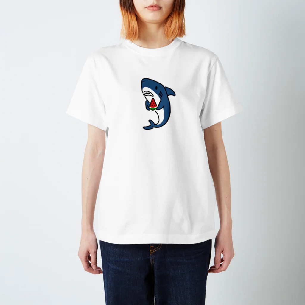 サメ わりとおもいのスイカを持つサメ Regular Fit T-Shirt