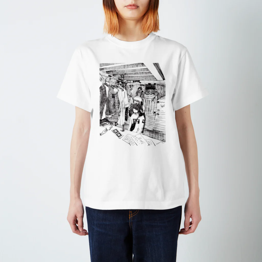 目黒 しおりグッズショップのライブハウスにて　in楽屋（女の子たち） Regular Fit T-Shirt