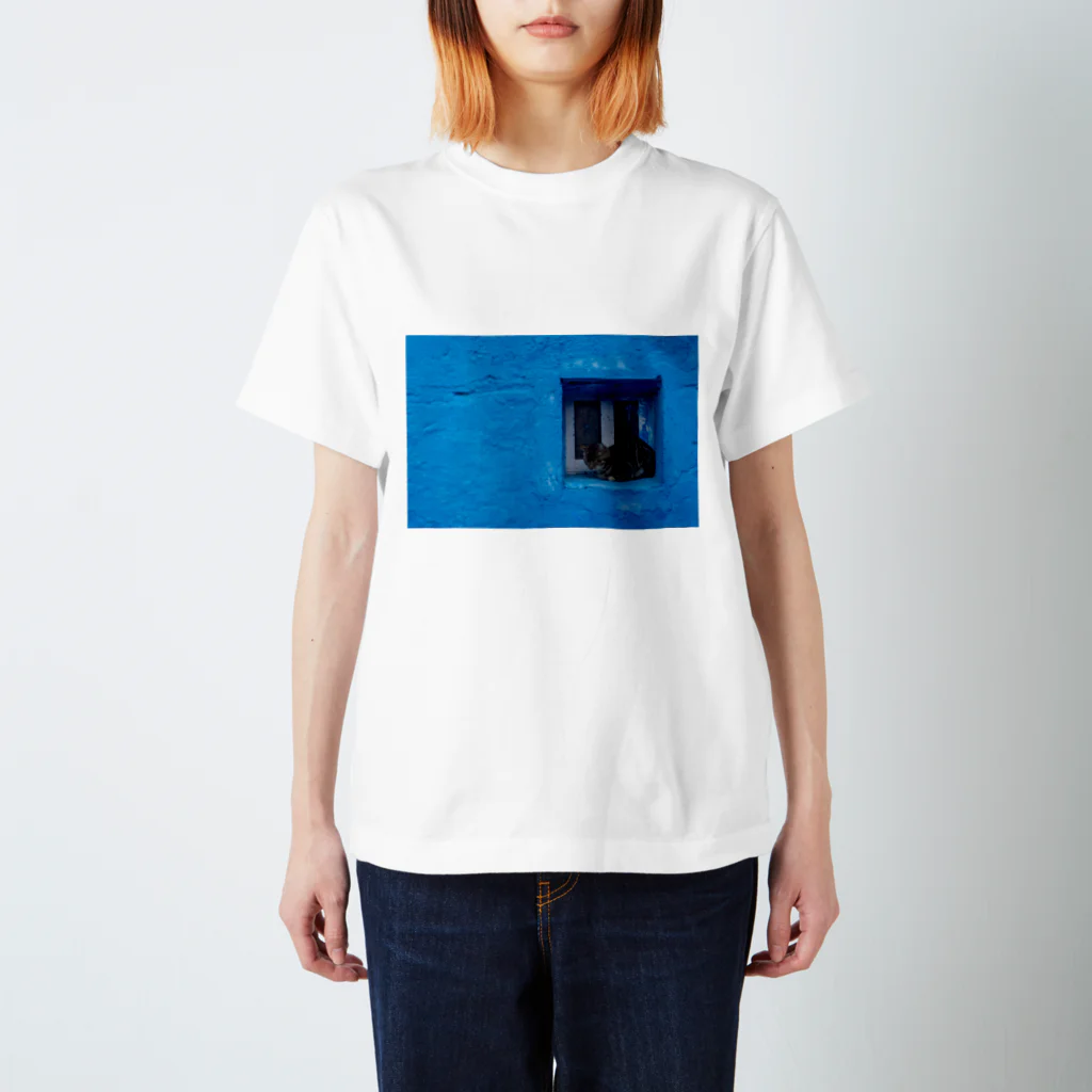 LACIの青と猫の窓 Regular Fit T-Shirt