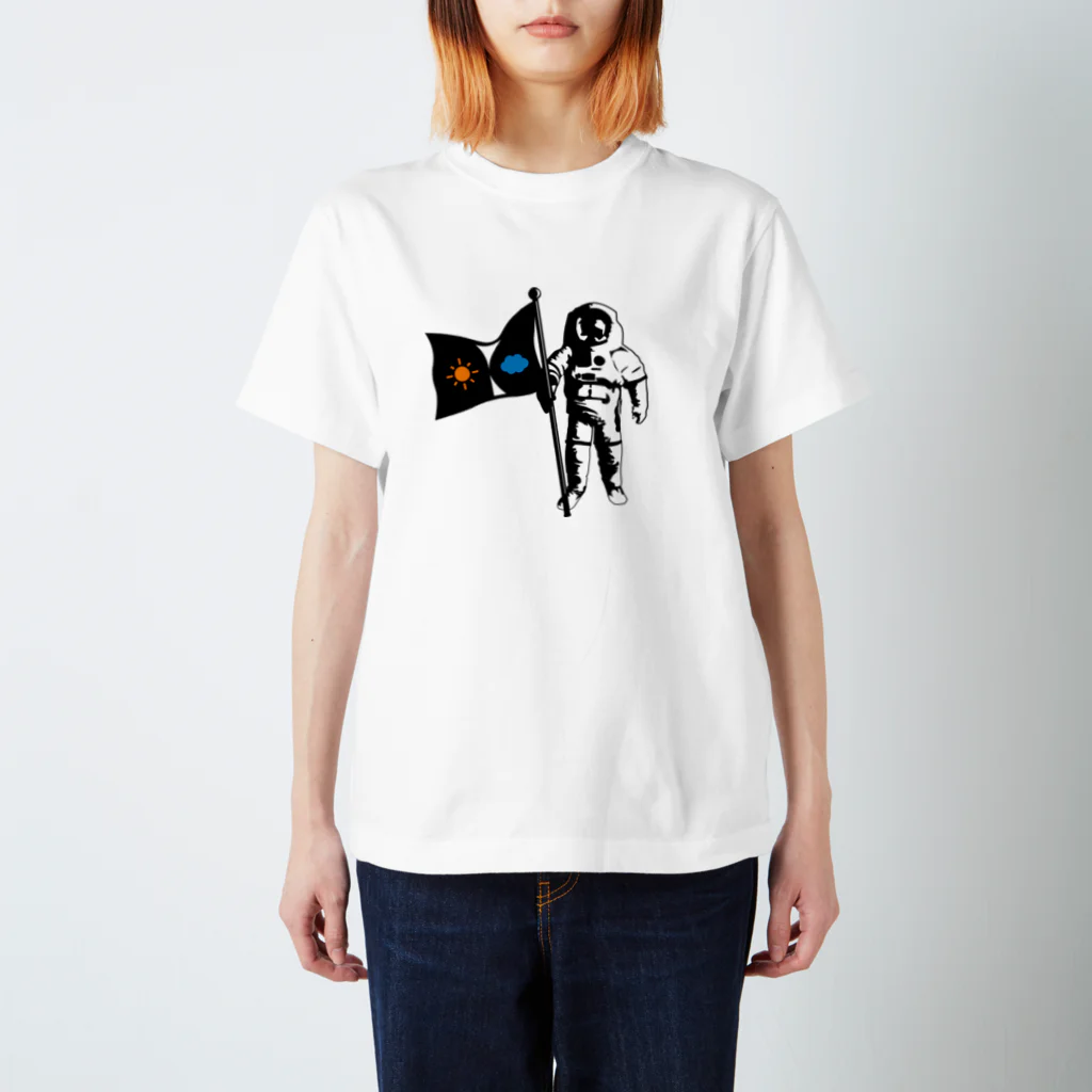 Hare nochi Kumori (HARE＿KUMO)の旗持つ宇宙飛行士 スタンダードTシャツ