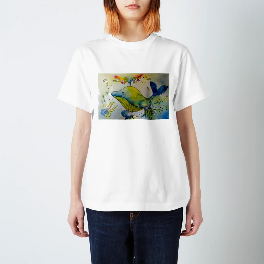 Teruyo-Kajiyamaのクジラ「…swning in the sea.」 スタンダードTシャツ