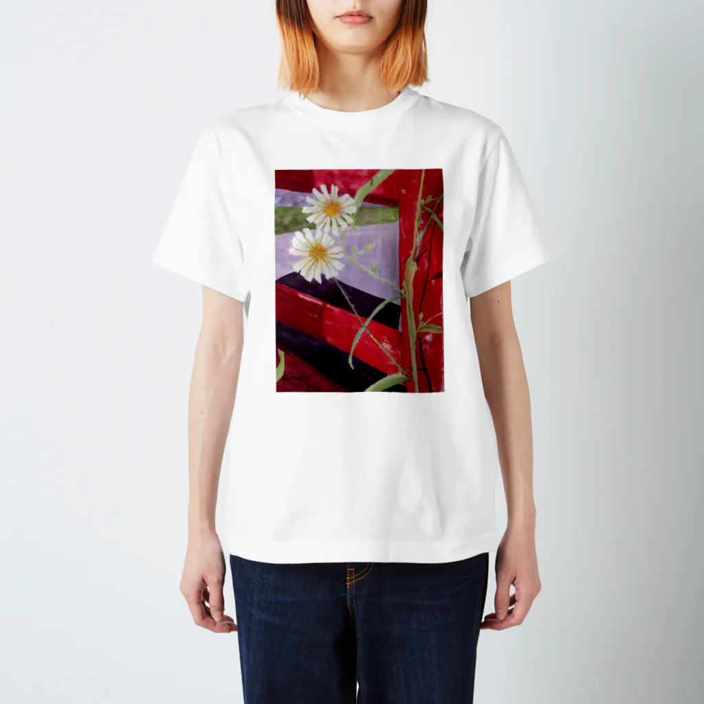 cindy mcleanの2 Daisies at the Shrine  スタンダードTシャツ