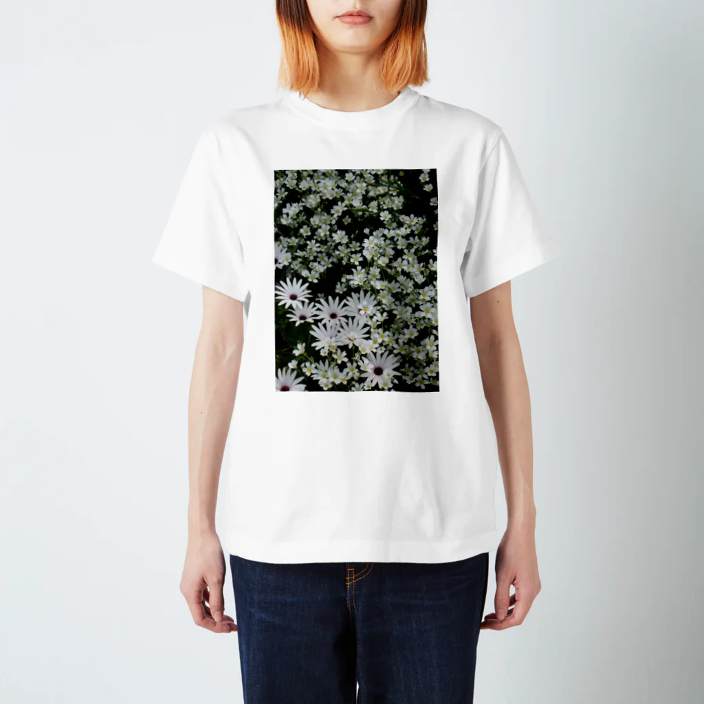 Gardenの白い花畑 Regular Fit T-Shirt