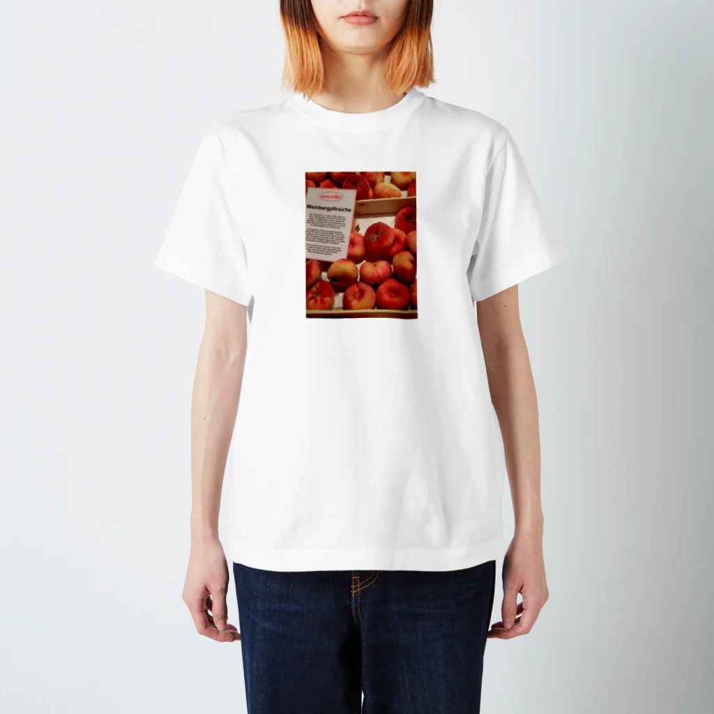 彩erのワイン畑の桃 Regular Fit T-Shirt