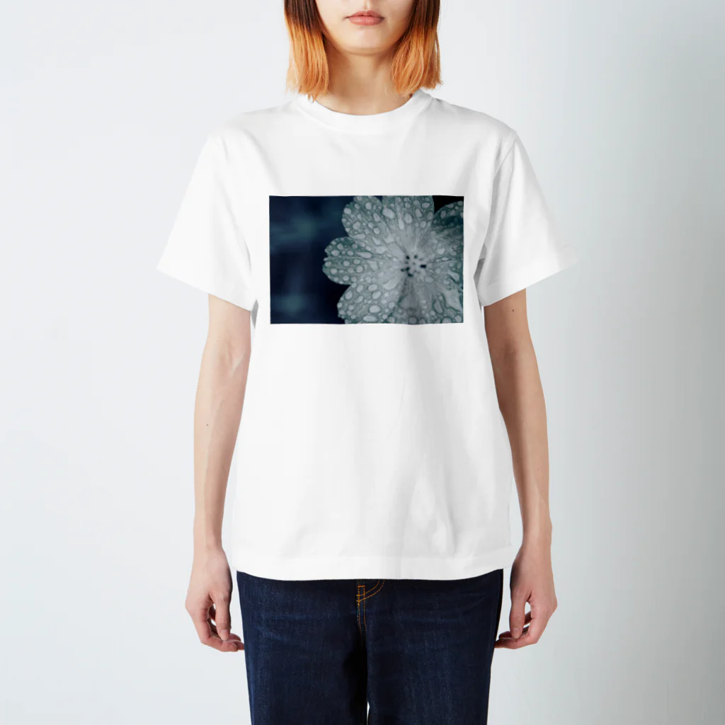 UMIのコスモスの上の雨粒 Regular Fit T-Shirt