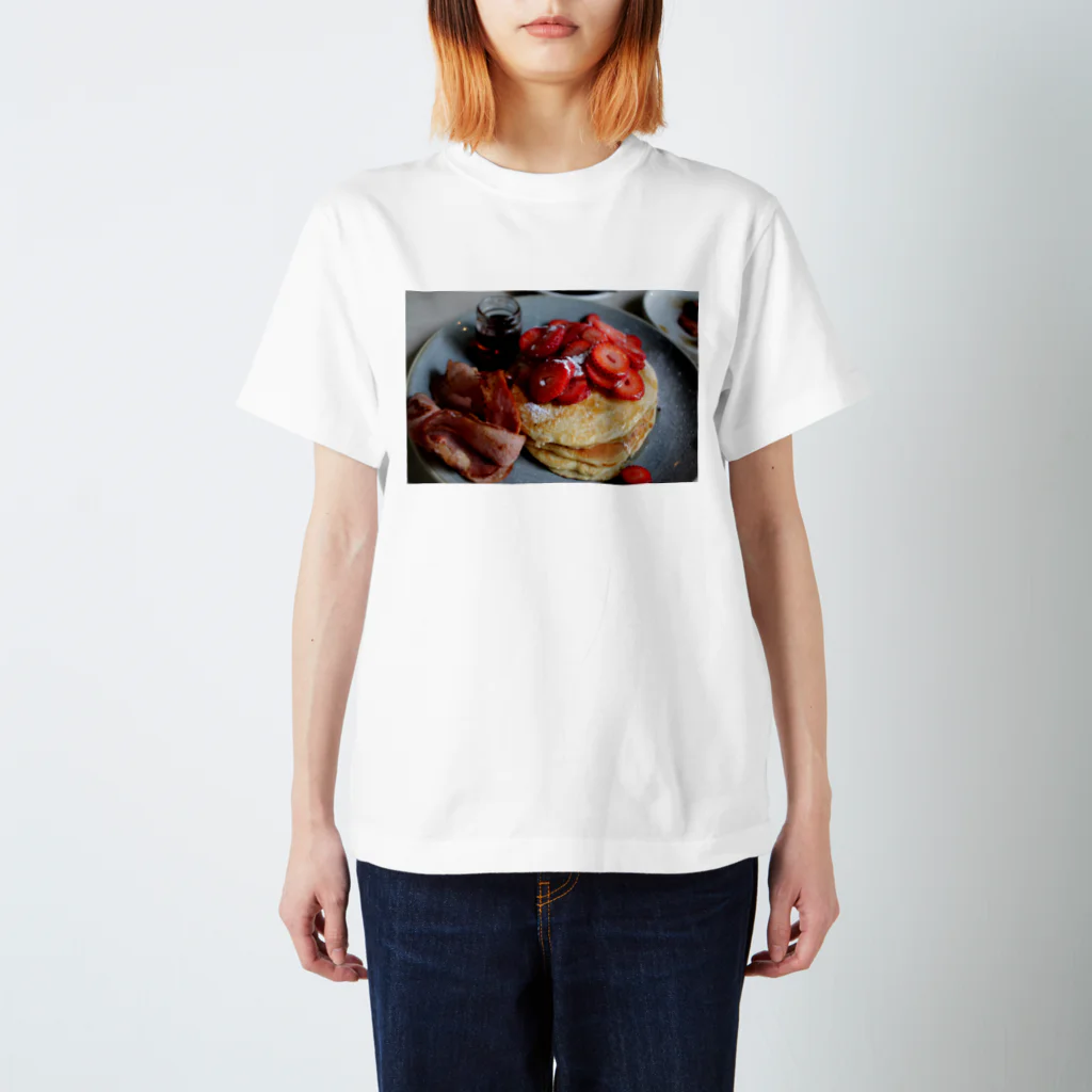 ASANAGI（写真Tシャツ）のいちごパンケーキ、ベーコンを添えて スタンダードTシャツ