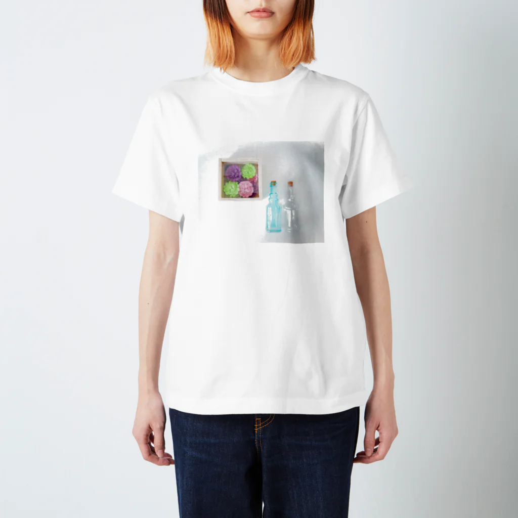 shiroirojiの花と瓶と夏 Regular Fit T-Shirt