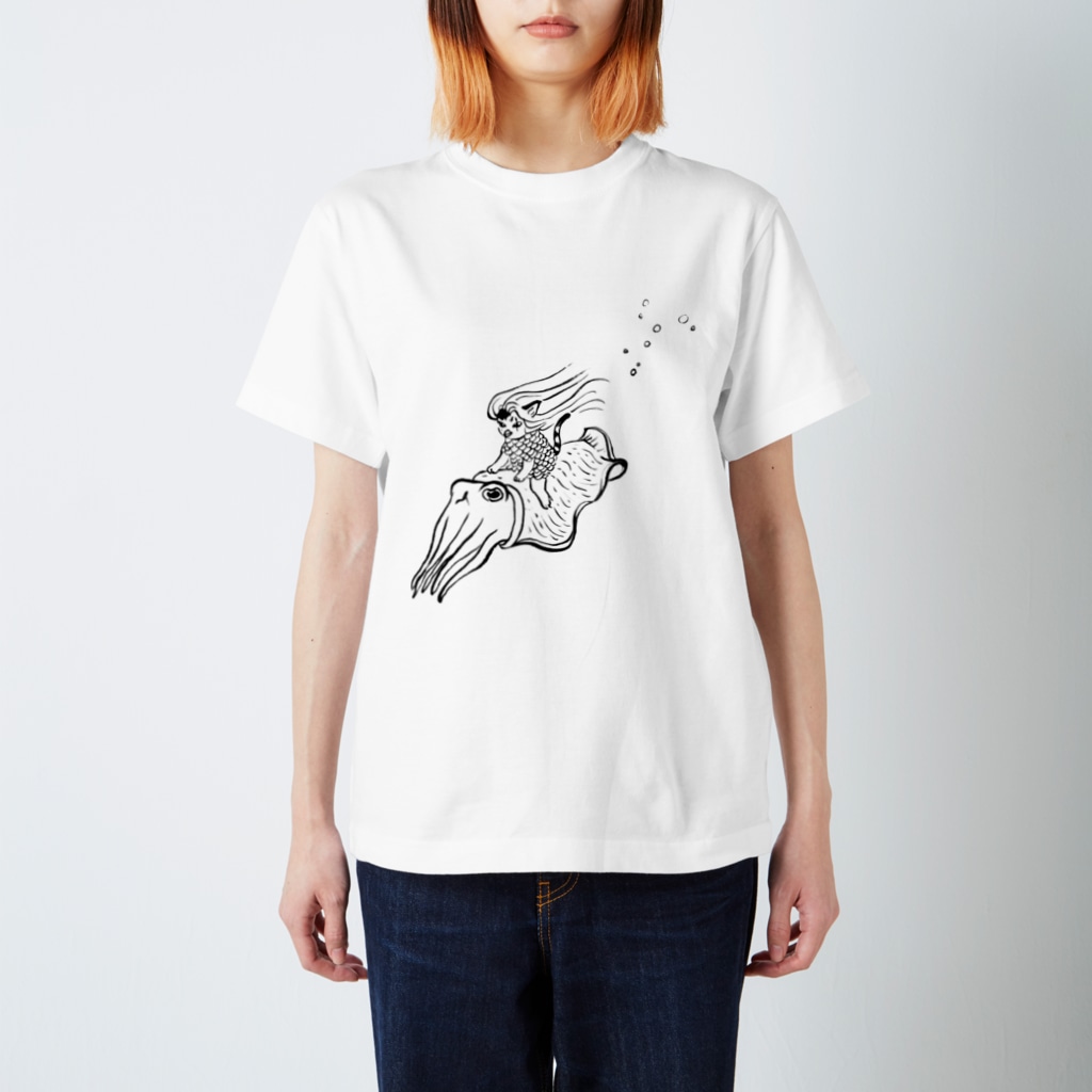 もけけ工房 SUZURI店のアマビワちゃんスーパーイカー Regular Fit T-Shirt