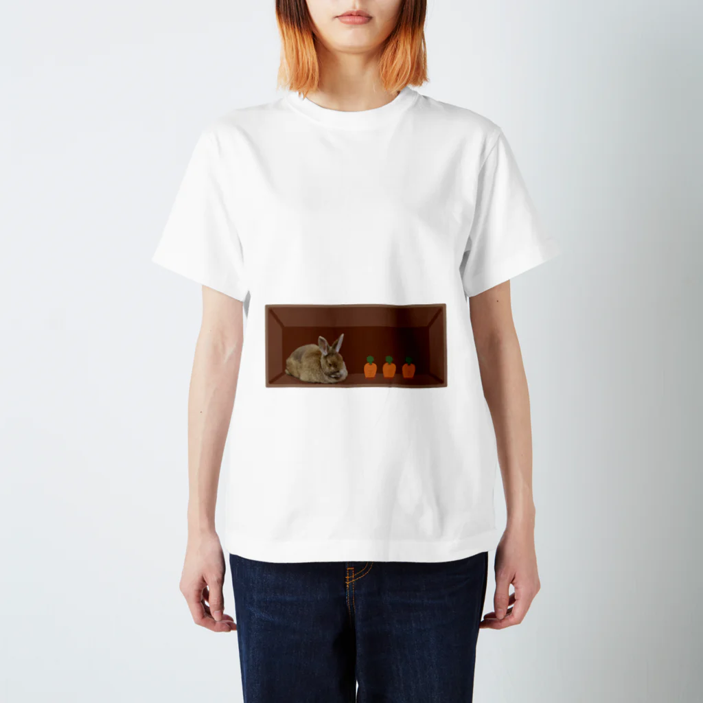 『卯のえほん』   〜えほんカフェ「うさぎの絵本」のオンラインショップ〜のおなかに暮らすうさ Regular Fit T-Shirt