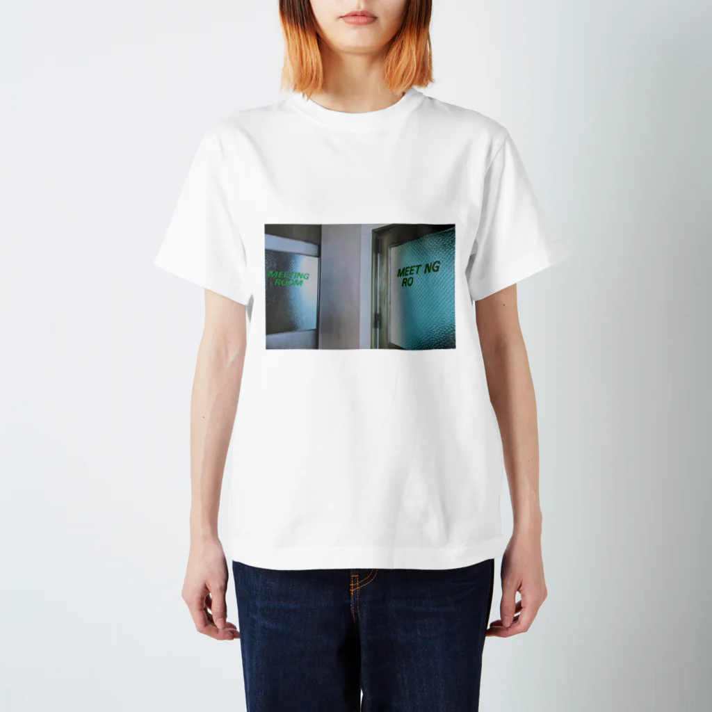 あこがれのMEETING ROOM Regular Fit T-Shirt