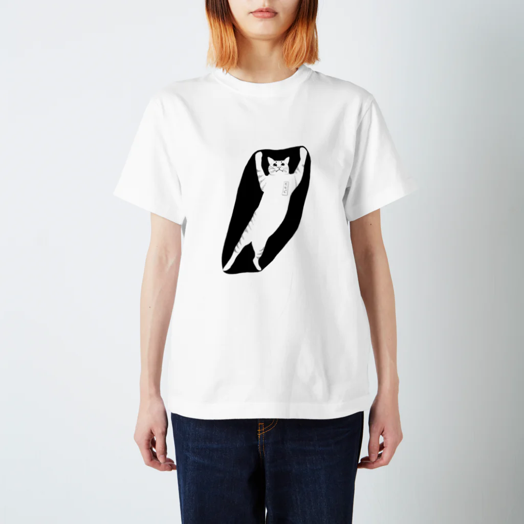 café TIGERの踏ん張って穴を伸ばす猫 Regular Fit T-Shirt