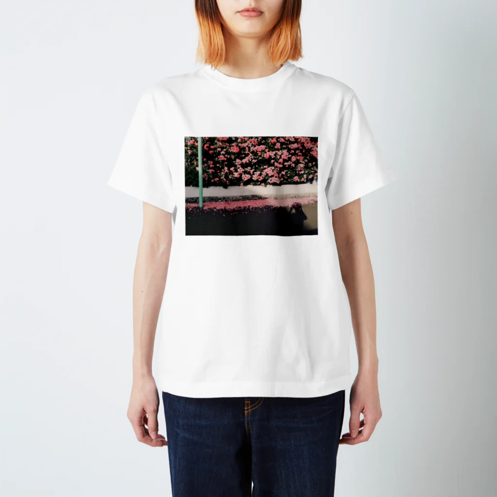 ヌンキの他人の家の花 スタンダードTシャツ