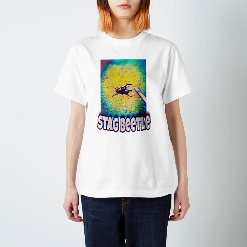 爪の先の煙草とクワガタ。 スタンダードTシャツ