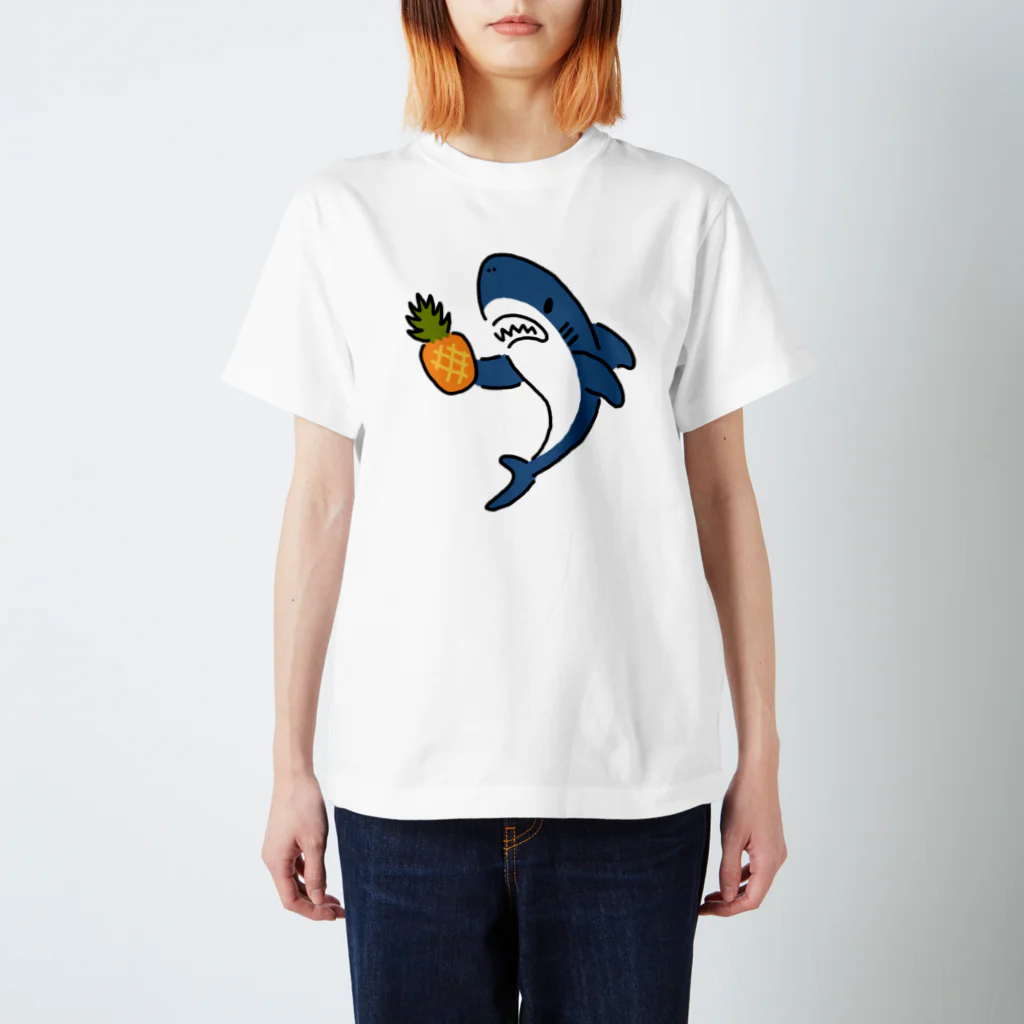 サメ わりとおもいのパイナップルとサメ スタンダードTシャツ