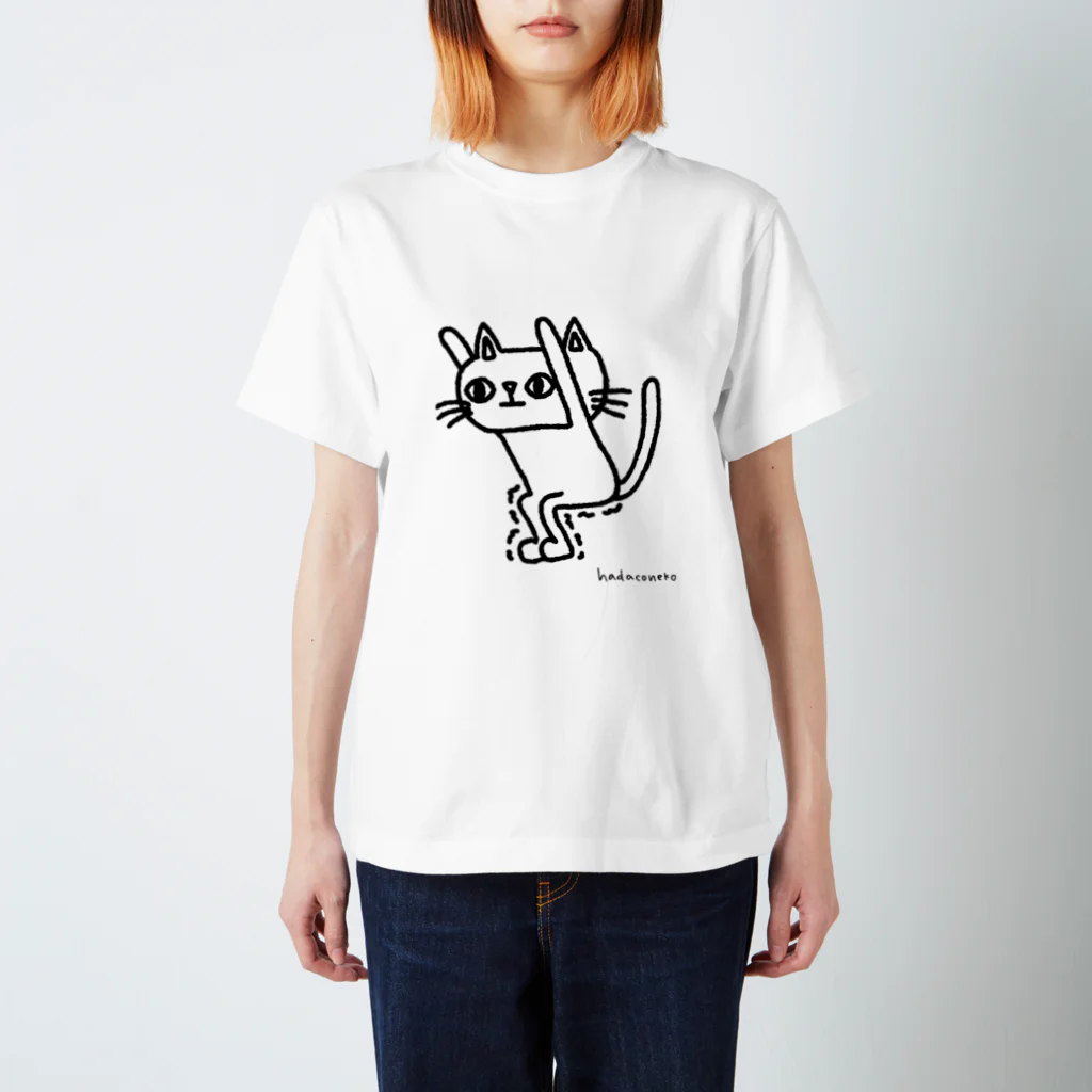 hadaconeko shopの椅子のポーズ Regular Fit T-Shirt