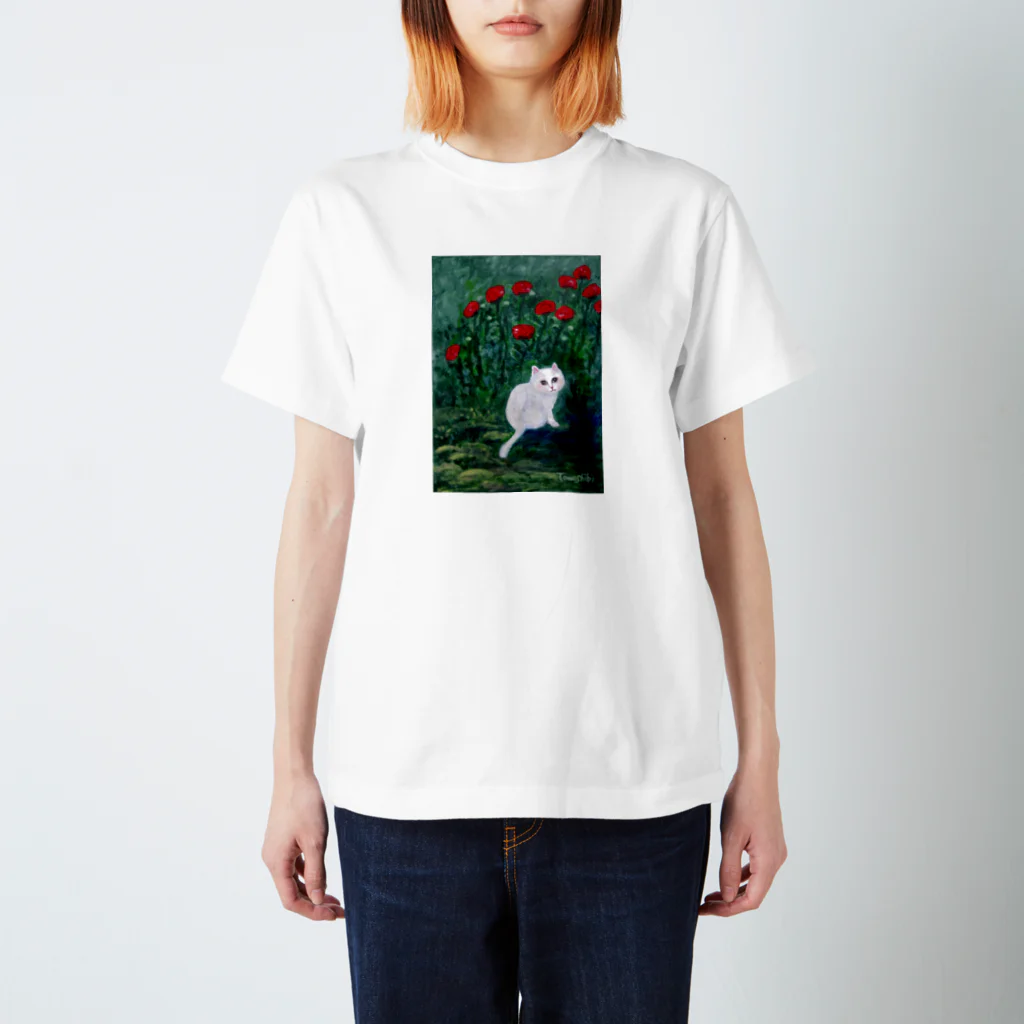 Tomoshibiの「赤い薔薇咲く庭の、優しい目をした白い猫」 Regular Fit T-Shirt