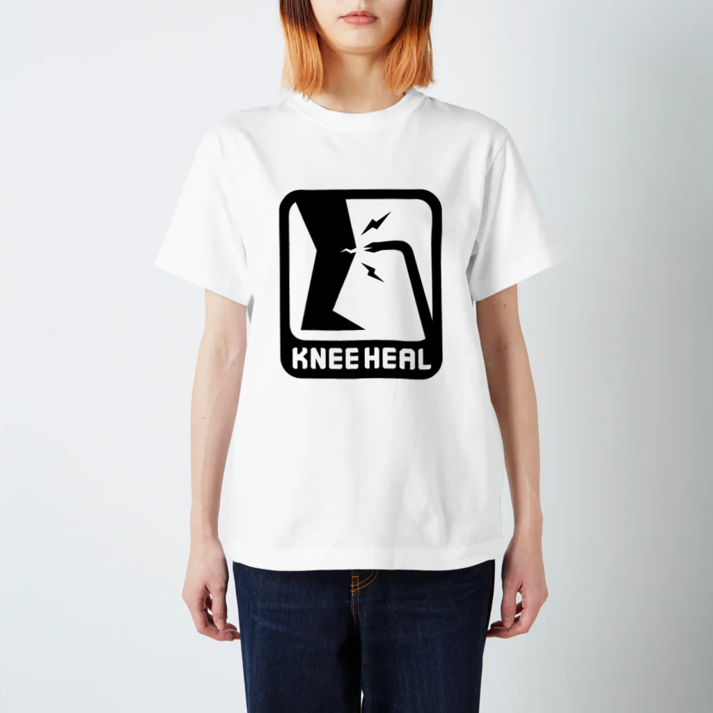 2BRO. 公式グッズストアの黒「KNEE HEAL」淡色Tシャツ Regular Fit T-Shirt