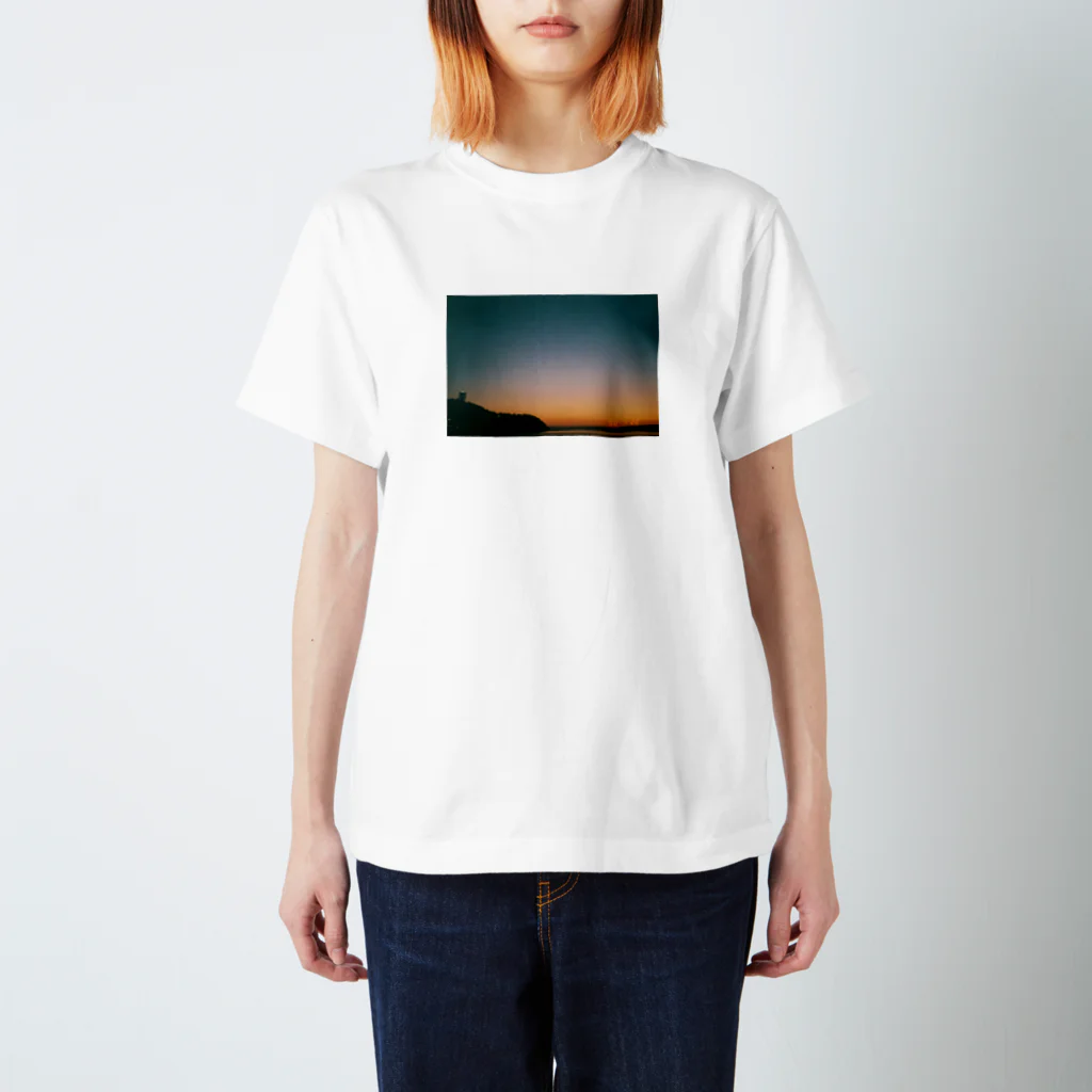 栞。のフィルムニウツルエノシマ スタンダードTシャツ