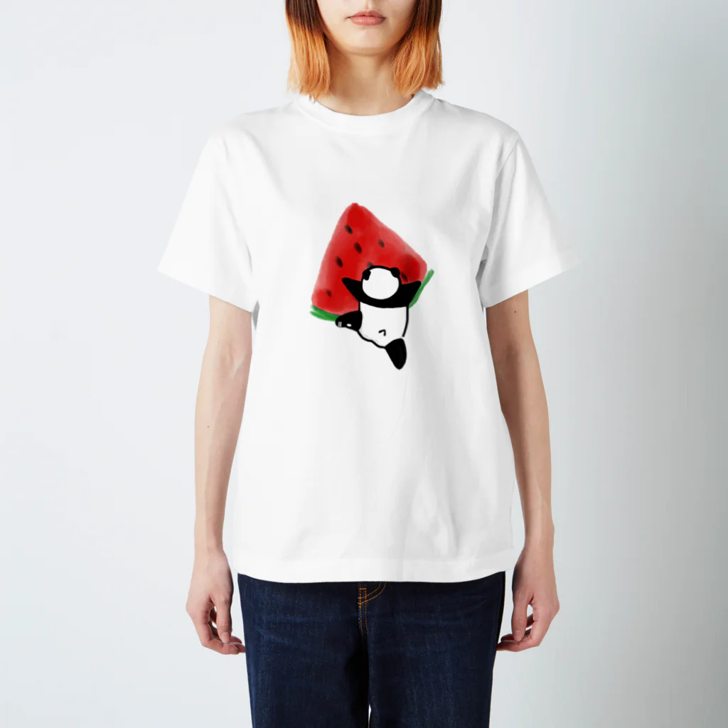 fuuu!のスイカによじのぼってくるパンダ🍉🐼 Regular Fit T-Shirt