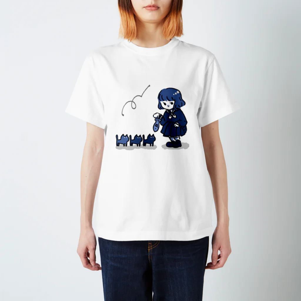 みやたに。工房のねこちゃんにお魚あげる Regular Fit T-Shirt