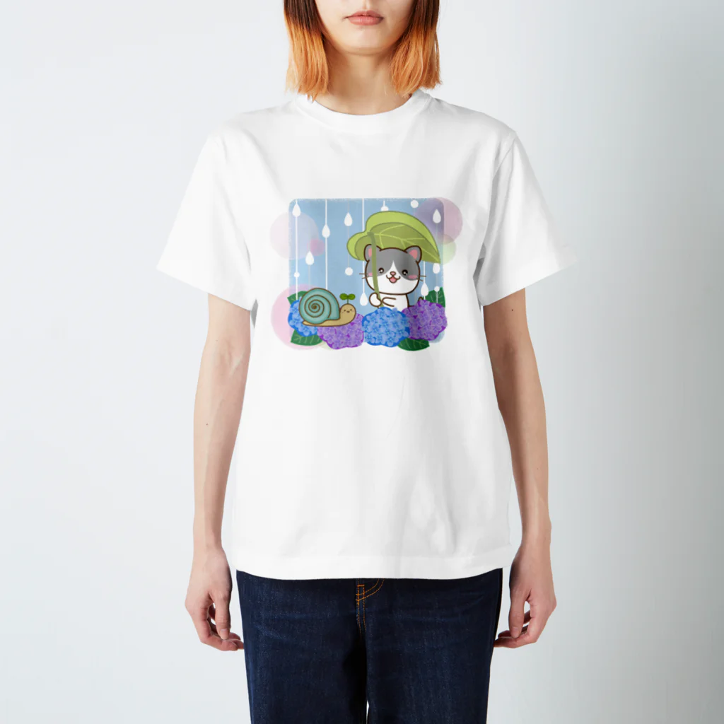 little lion house公式ショップ（大人のためのねこ）の梅雨の雨と紫陽花ねことかたつむり スタンダードTシャツ