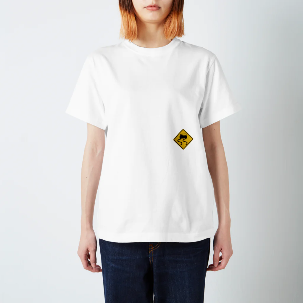 Road Sign Shopのスリップ注意 Regular Fit T-Shirt