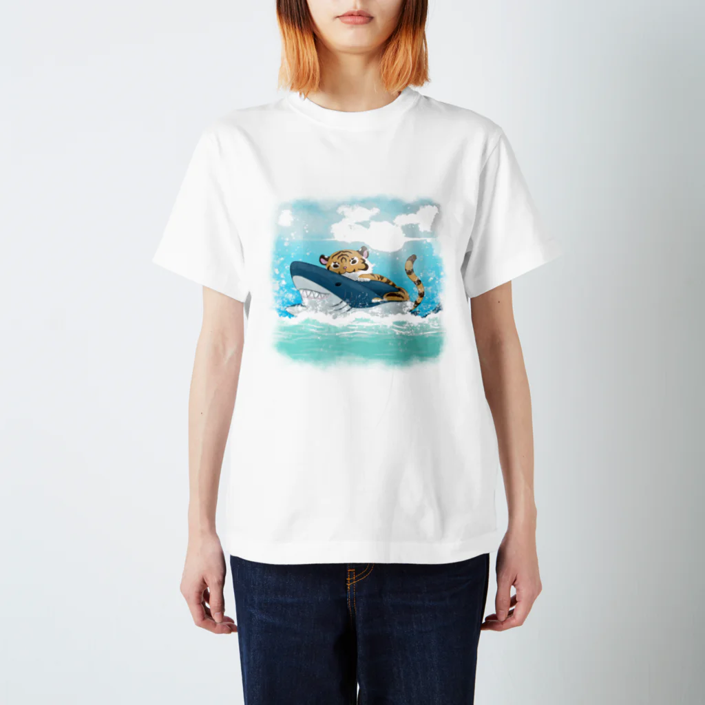 Torafare(yamachaYuka)のサメと遊ぶ虎さん Regular Fit T-Shirt