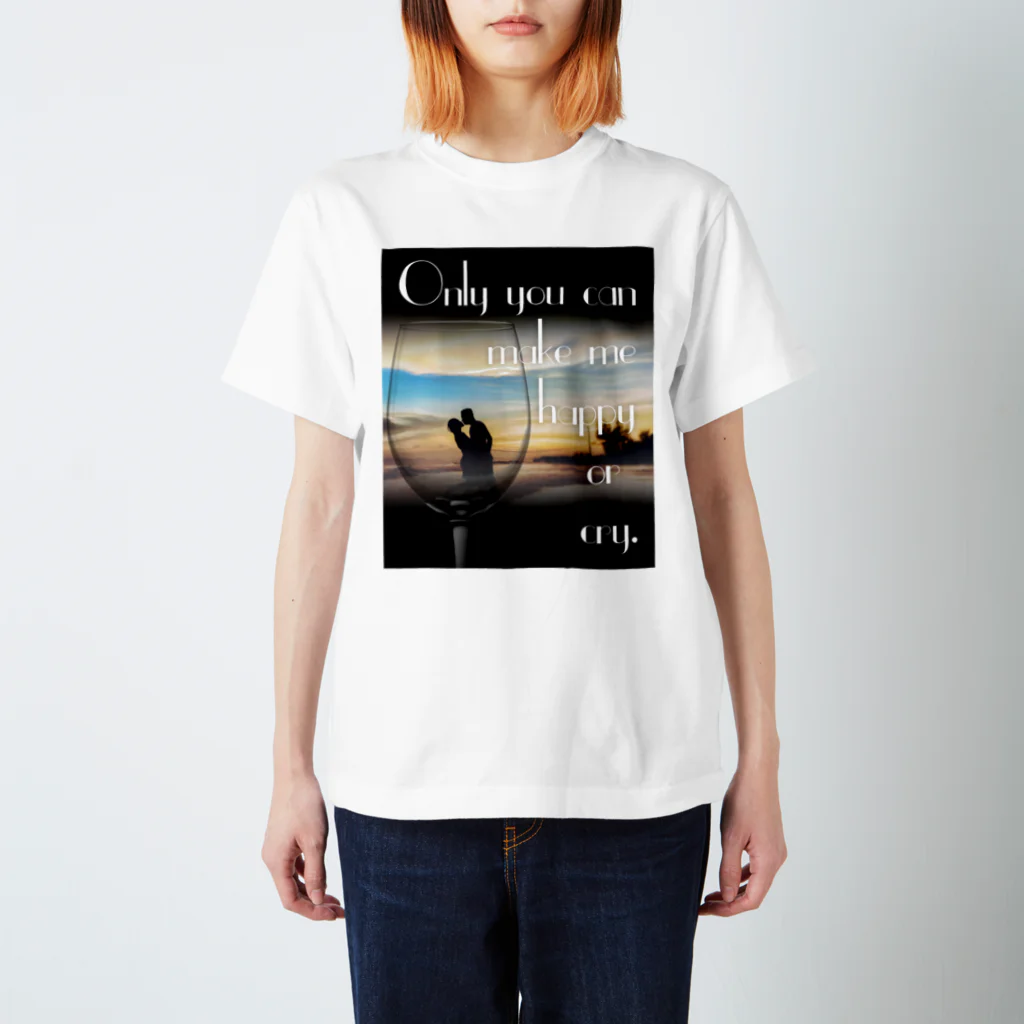 Mr.Rightのワイングラスに映るロマンチックなカップルたち「Only you can make me happy or cry.」 Regular Fit T-Shirt