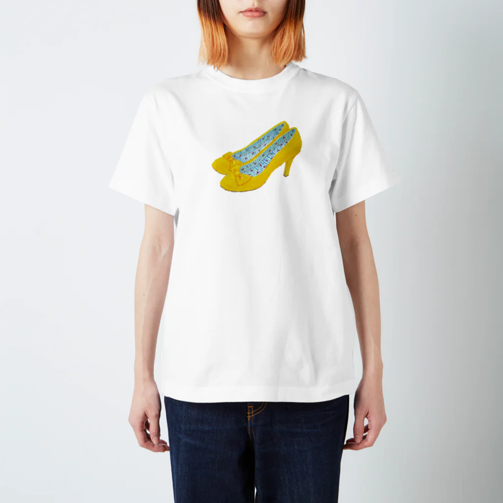 mi. （エムアイドット）の黄色い靴 Regular Fit T-Shirt