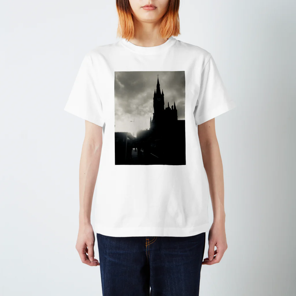 STUDIO PINECORNのLONDON Regular Fit T-Shirt