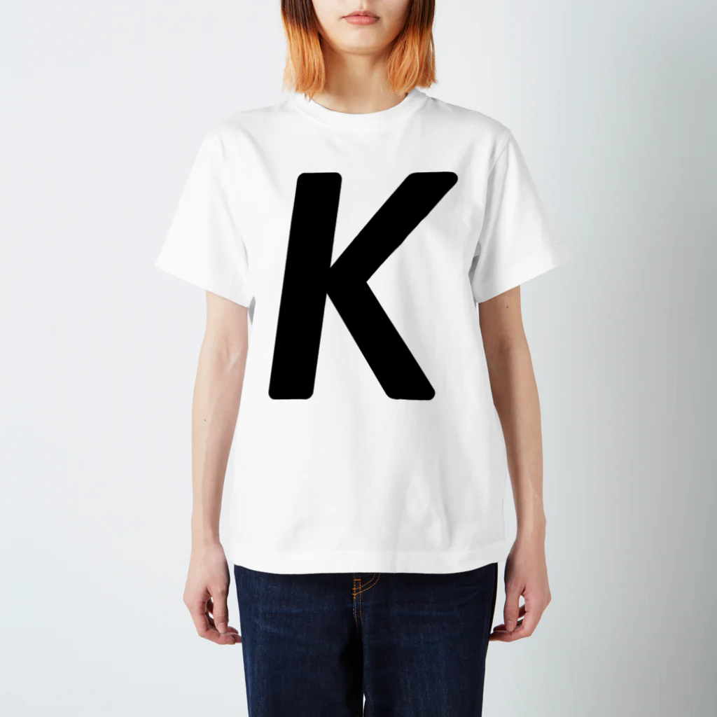 BetterDesignStoreのK ： イニシャルTシャツ Regular Fit T-Shirt