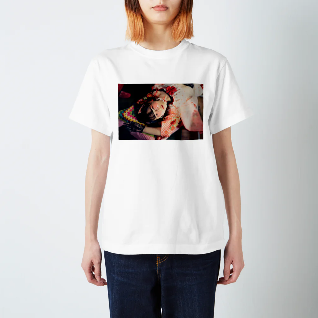 育実のレトロ女の子。 Regular Fit T-Shirt