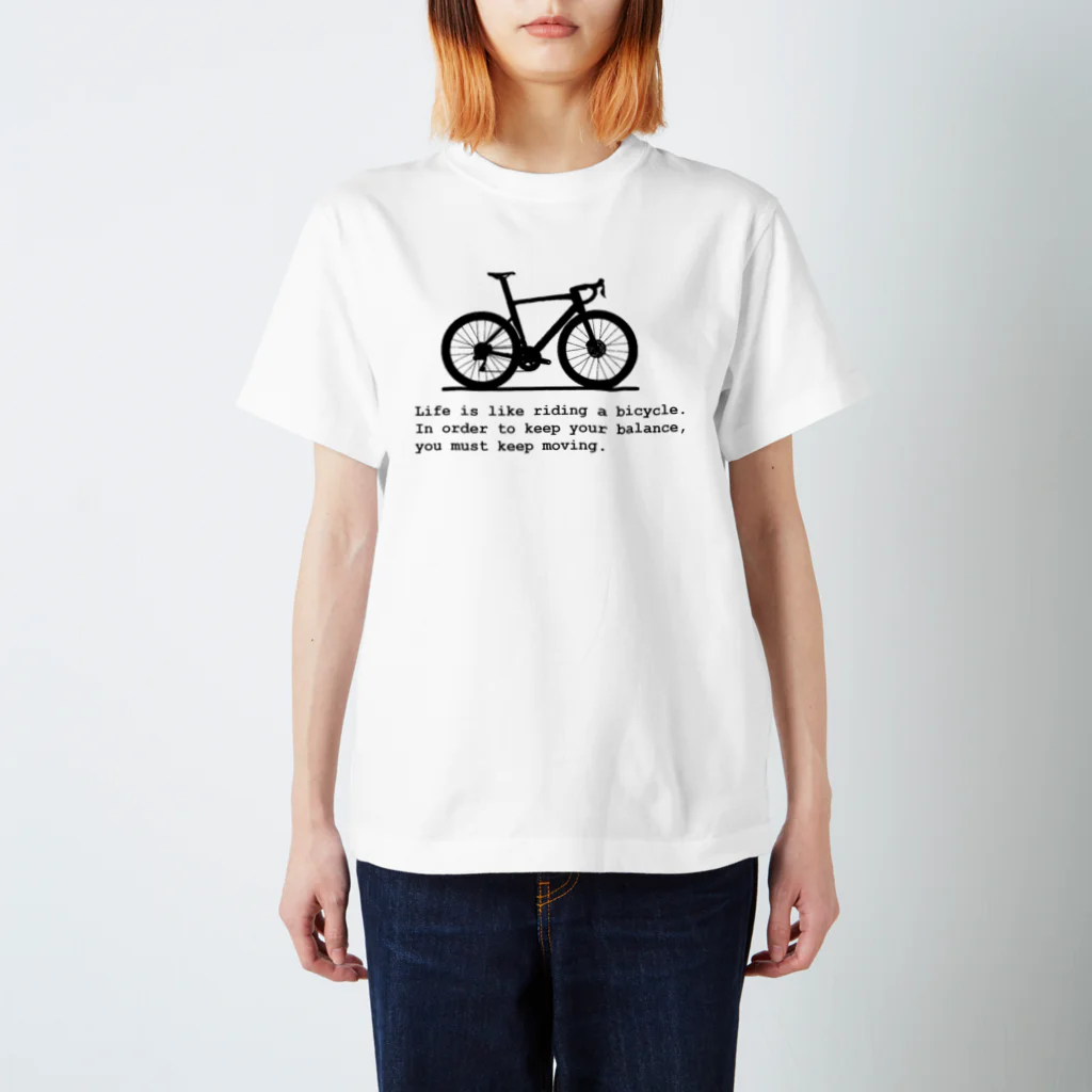 エメグリの訳：人生とは、自転車のようなものだ。バランスを維持するには、走り続けなければならない スタンダードTシャツ