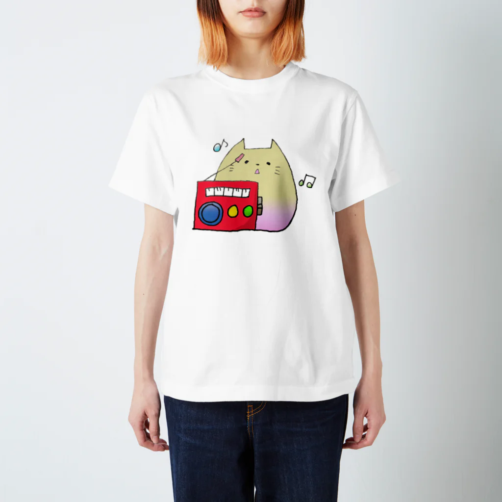 あぴこのおみせのラジオねこ Regular Fit T-Shirt