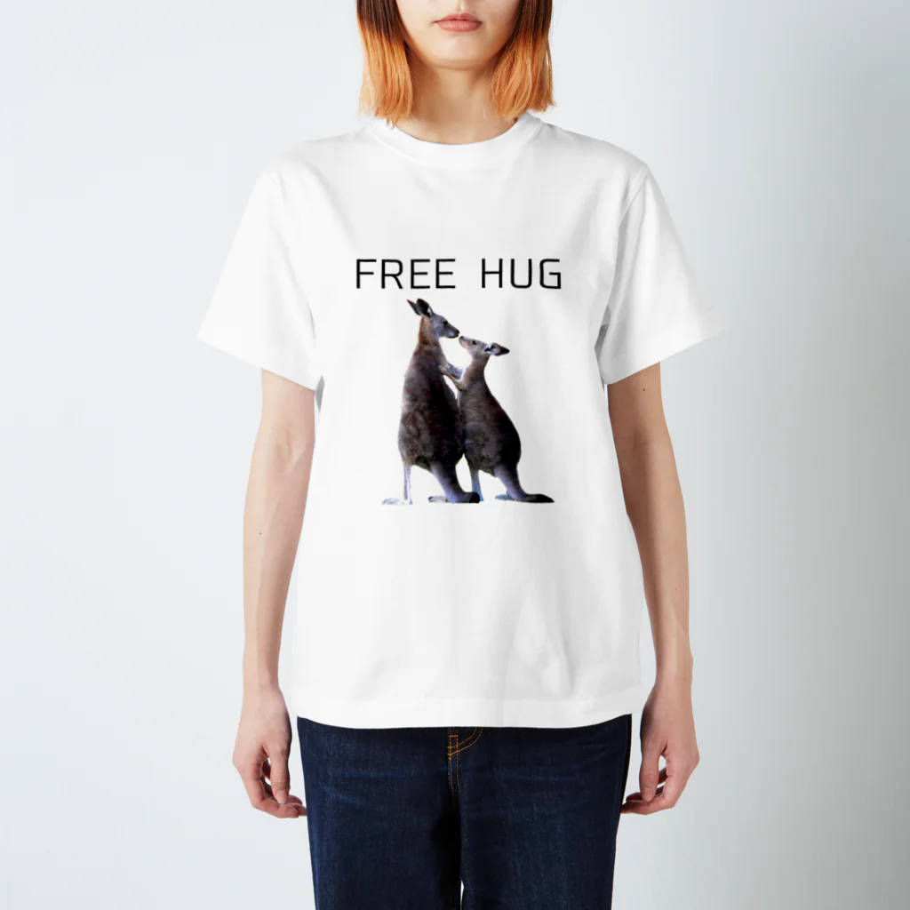 chichi1123のFree Hug カンガルー Regular Fit T-Shirt