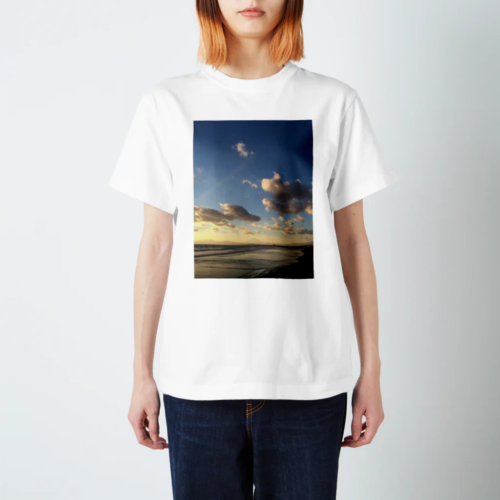 shizenhaの冬の海辺の空と雲 スタンダードTシャツ