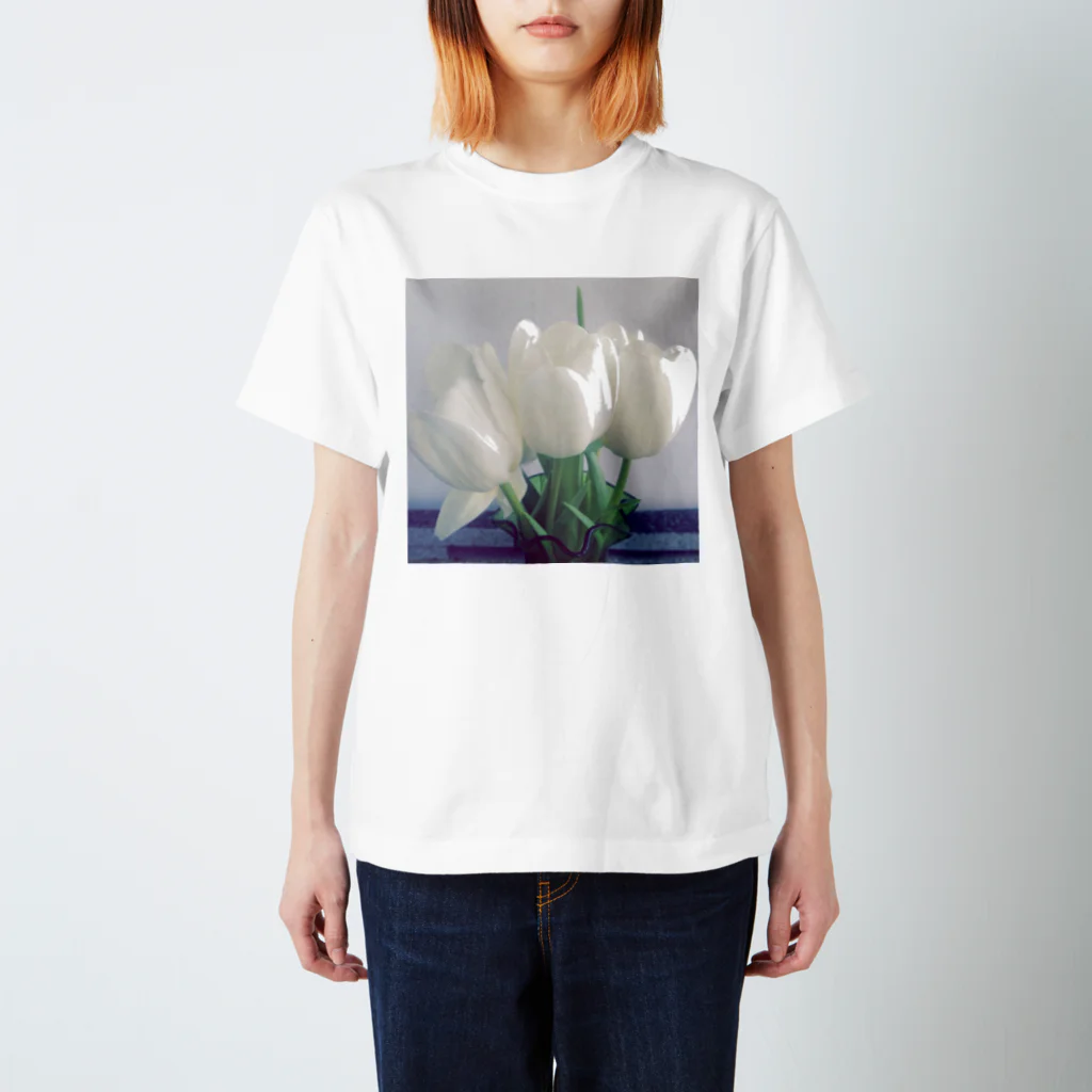 the Waning MoonのWhite tulips  Regular Fit T-Shirt