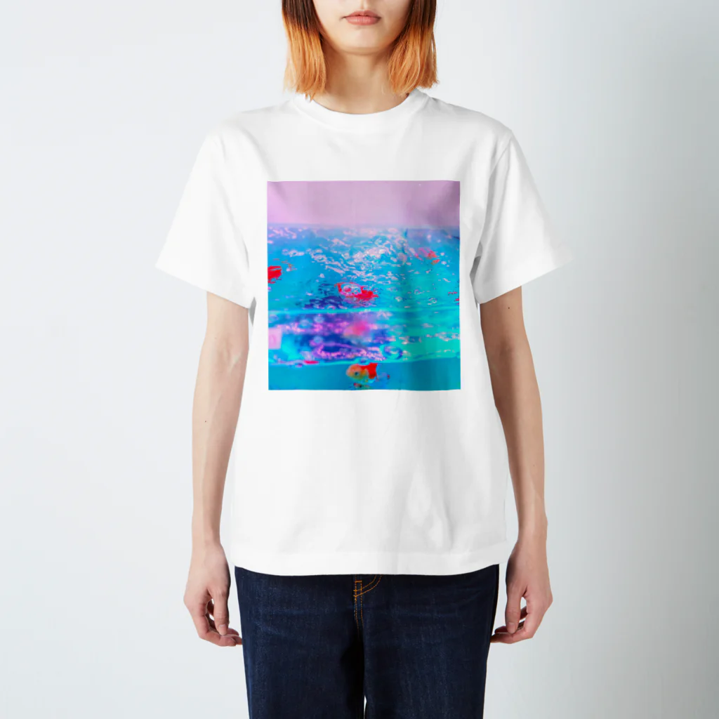 NEON LIGHT STARSの胸に金魚鉢を抱える スタンダードTシャツ