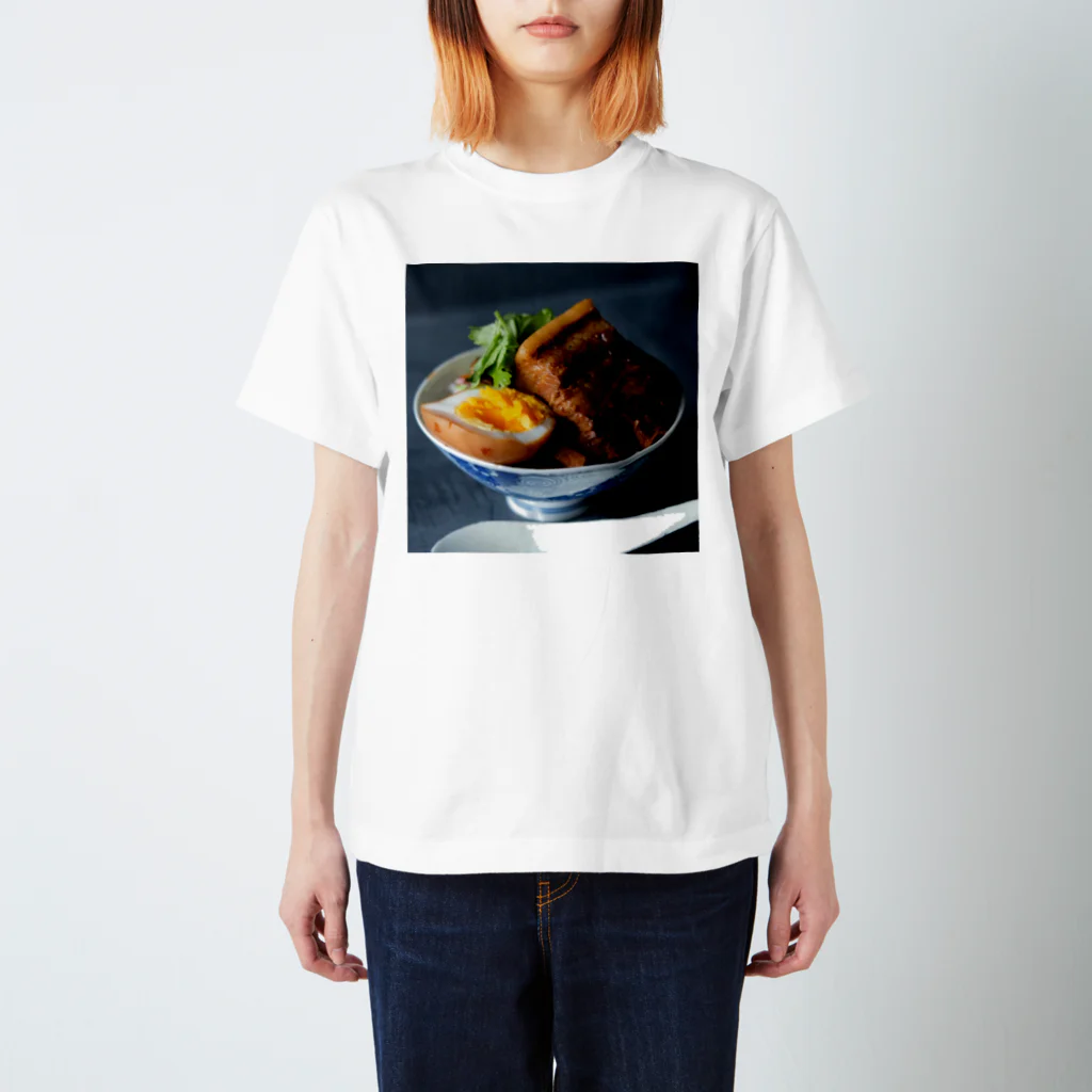 yucchosanのyucchosanの魯肉飯（正方形） Regular Fit T-Shirt