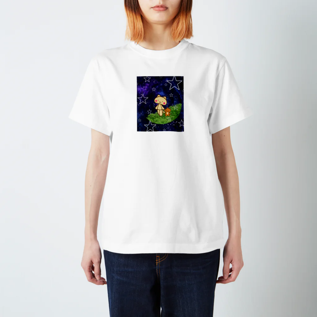 AKITO。とおにぎり。の星空を散歩するネコ。 スタンダードTシャツ