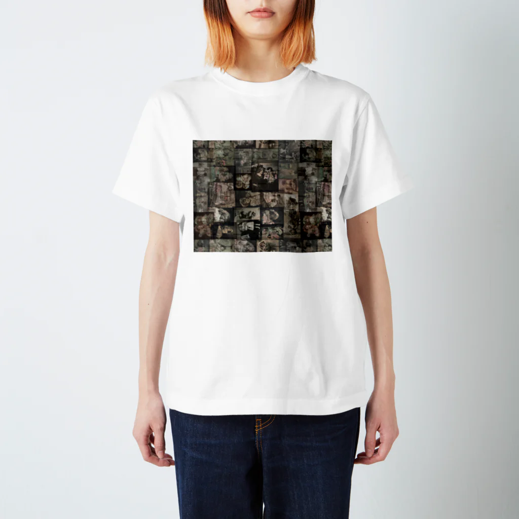 microcosm(マイクロコズム）の人形柄 Regular Fit T-Shirt