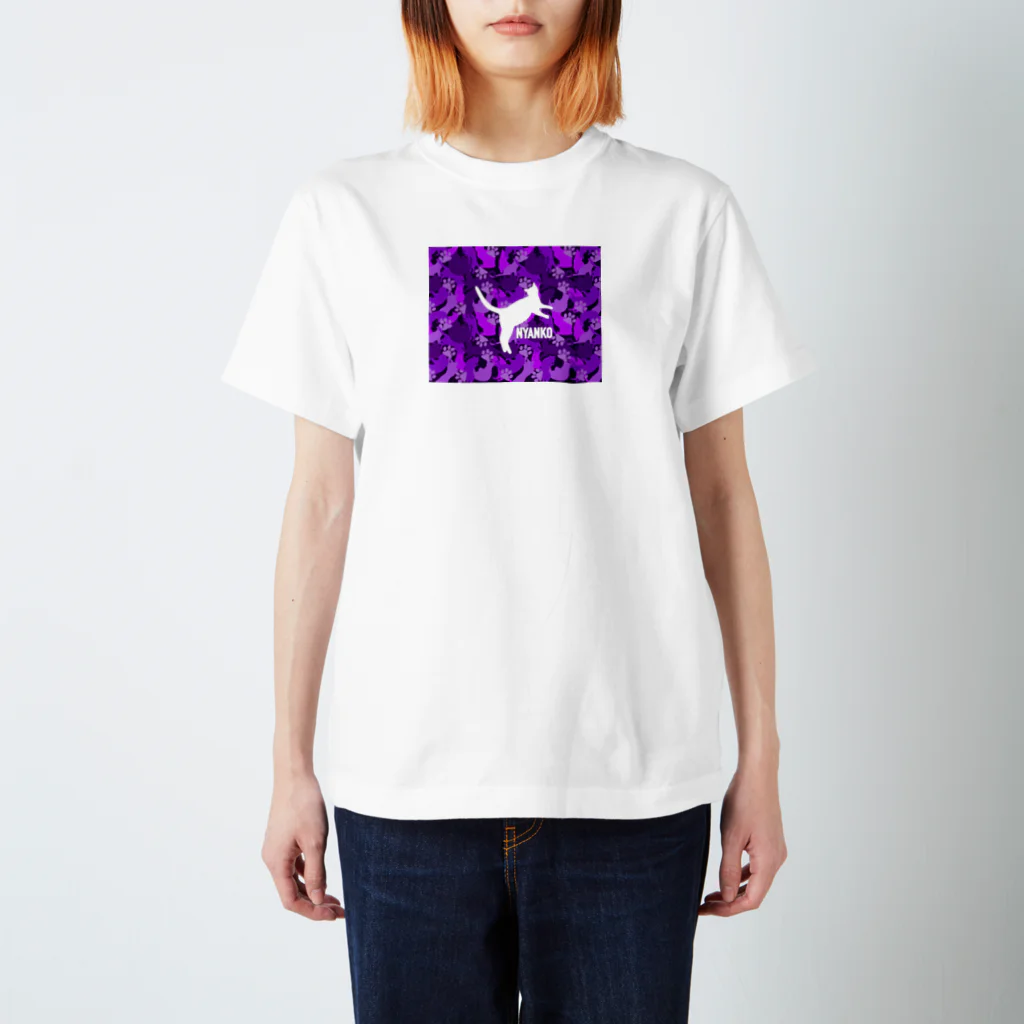 保護猫支援ショップ・パール女将のお宿のNYANKO 迷彩　カモフラ　パープル Regular Fit T-Shirt