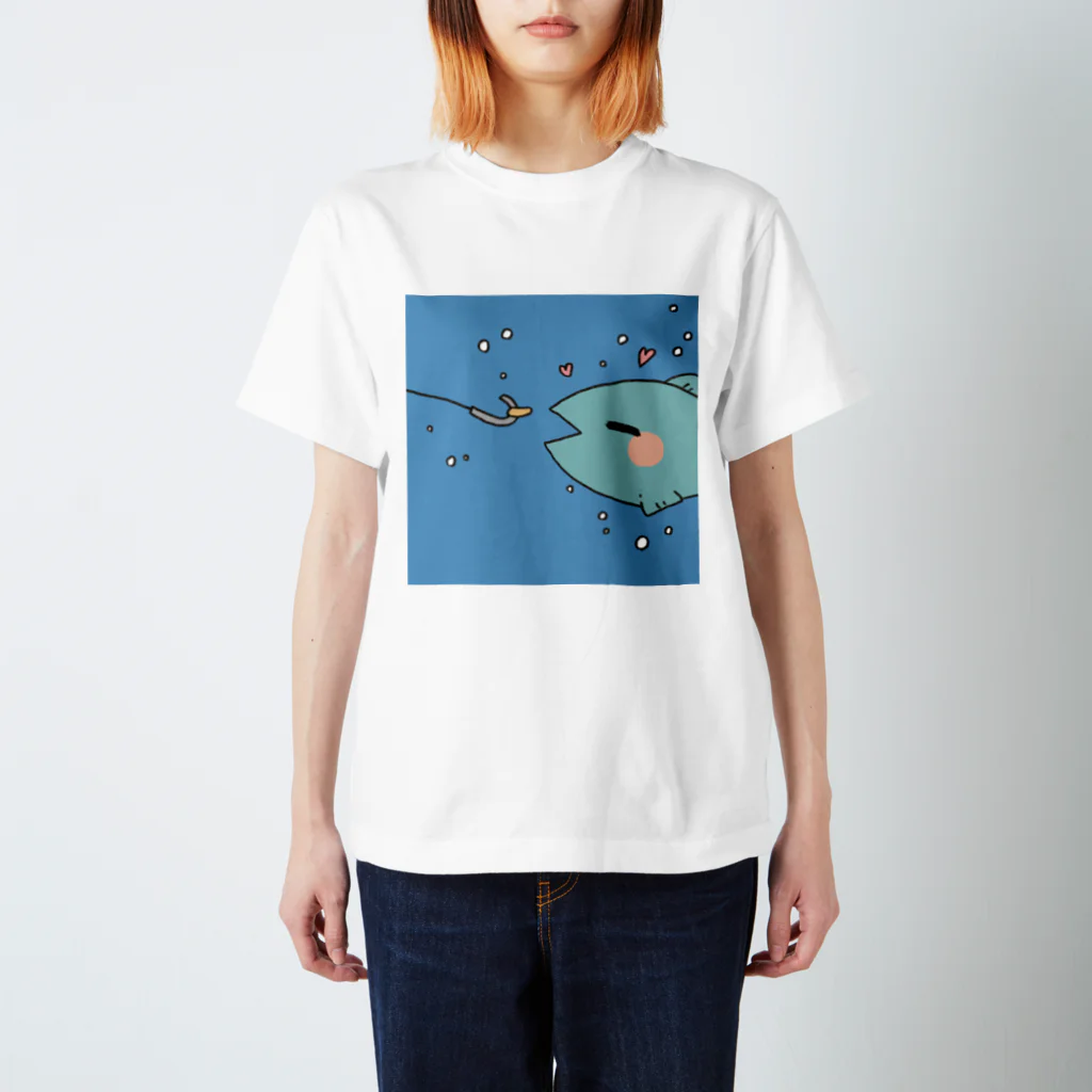 ゆるはたショップの釣られる1秒前な魚 スタンダードTシャツ