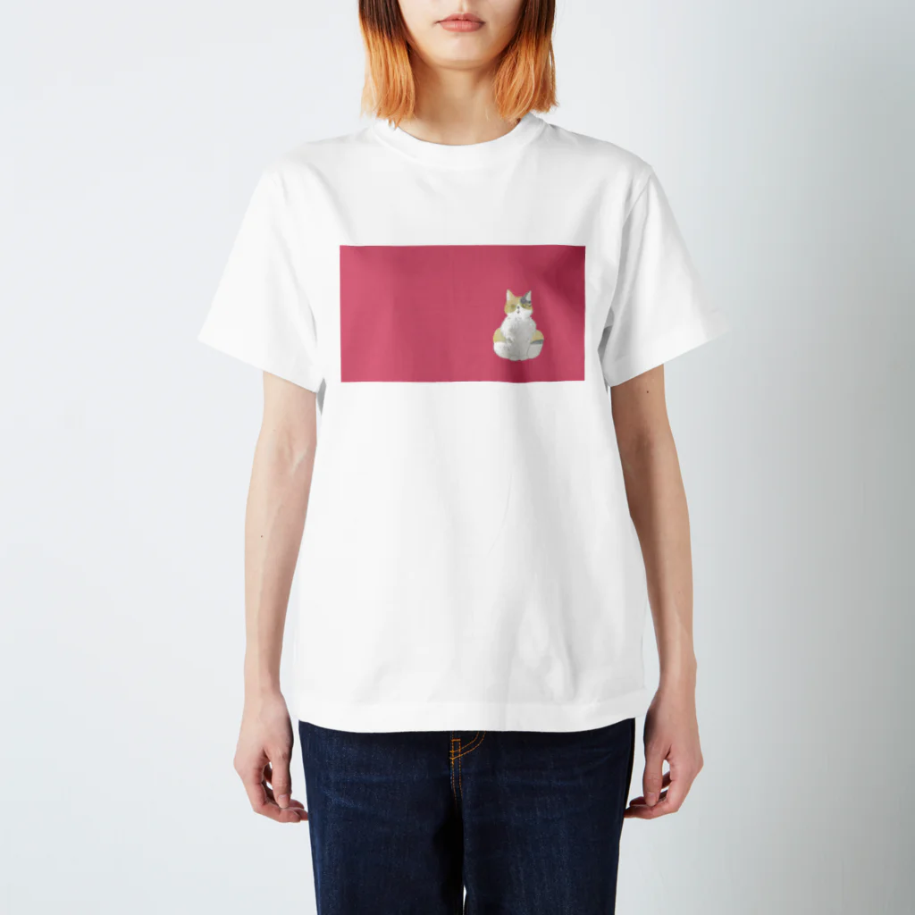 SHINOBU LABORATORY.のビックリ顔の三毛猫つぼみ(PINK) Regular Fit T-Shirt