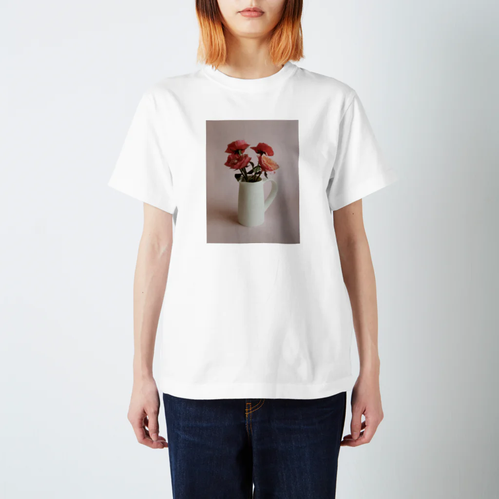 kikuchishunjiのバラをさしたピッチャー Regular Fit T-Shirt