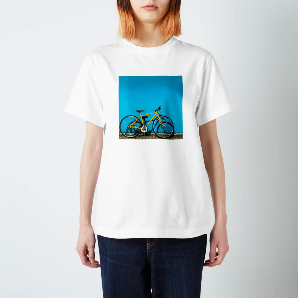 旅先pics📸の青い壁と黄色い自転車 スタンダードTシャツ