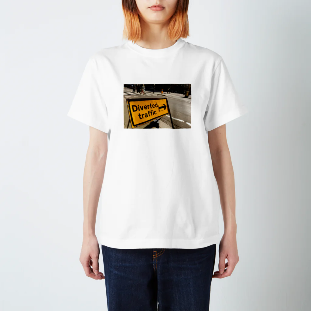 旅先pics📸のDiverted traffic スタンダードTシャツ