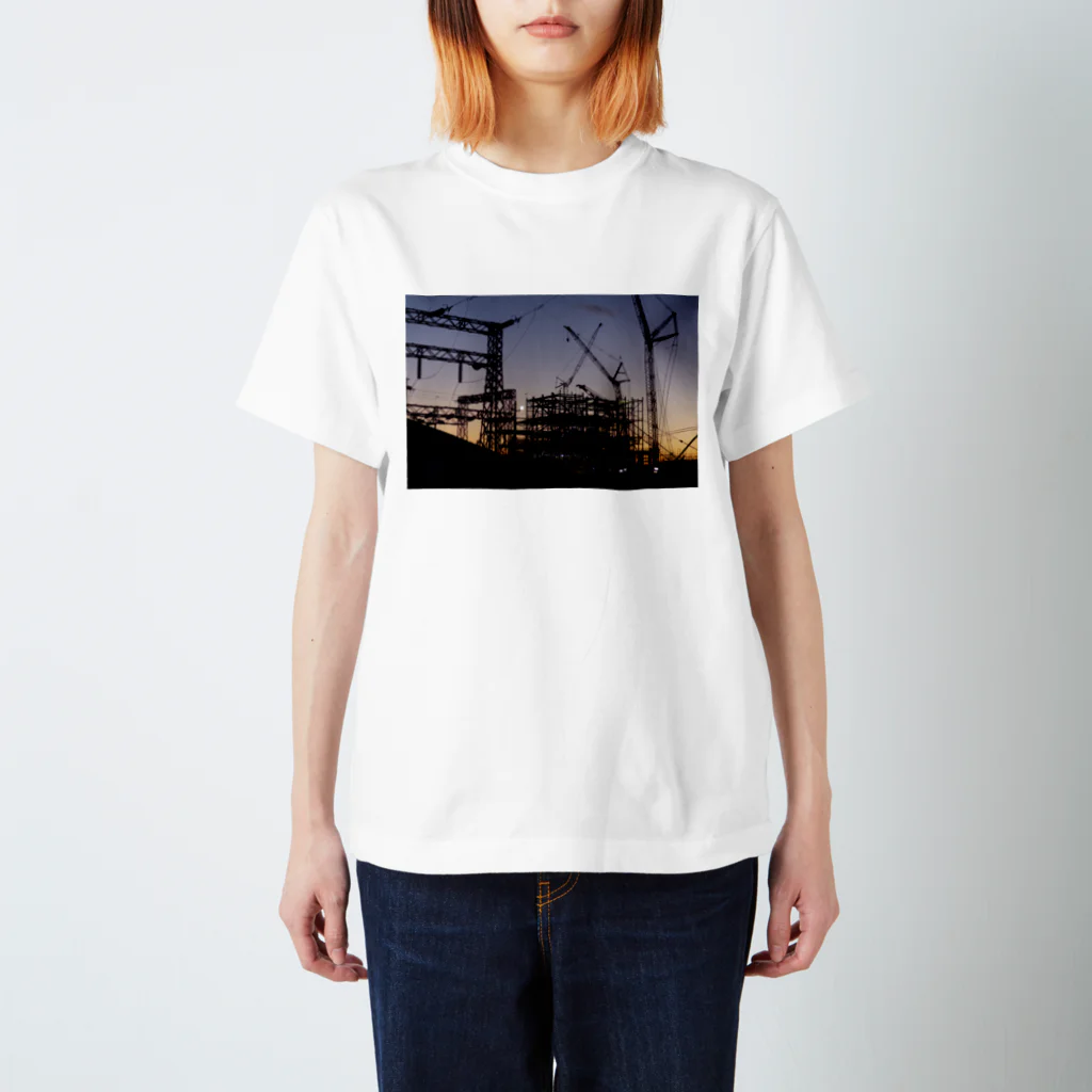 simoneの薄暮の建設現場 Regular Fit T-Shirt