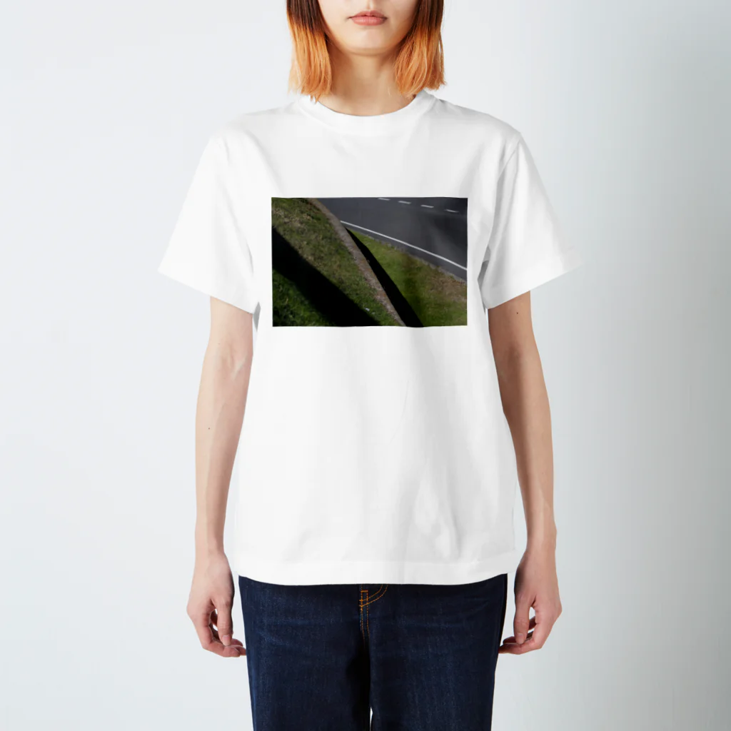 ryo_akaoの段差・歩道・車道 Regular Fit T-Shirt